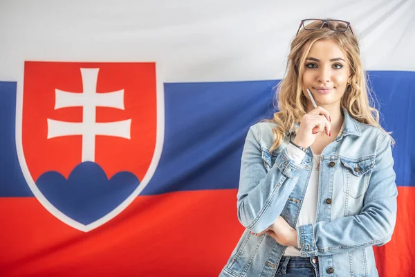 Hezká Dívka Myslícím Gestem Stojí Před Vlajkou Slovenské Republiky — Stock fotografie