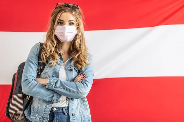 Estudante Rosto Máscara Fica Com Braços Cruzados Frente Bandeira Áustria — Fotografia de Stock