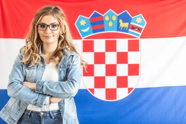 Sebevědomý Stojící Dospívající Blondýny Dívka Před Chorvatskou Vlajkou — Stock fotografie