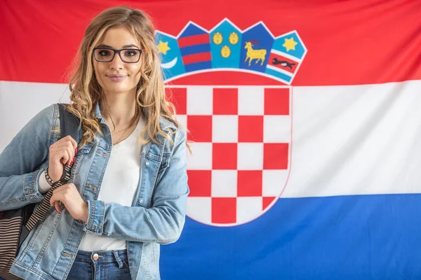 Chorvatský Student Brýlích Stojí Před Vlajkou Chorvatska — Stock fotografie