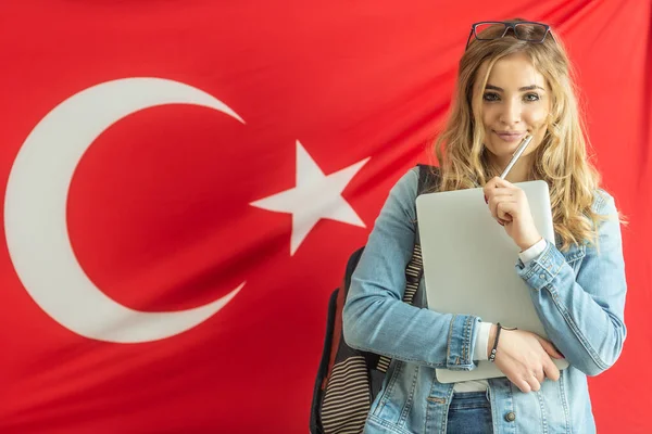 Laptop Pen Holding Blonde Student Smiles Turkish Flag Background — Stock Photo, Image