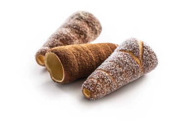 Vanilyalı hindistan cevizi ve tarçın trdelnik beyaz arkaplanda izole edilmiş.