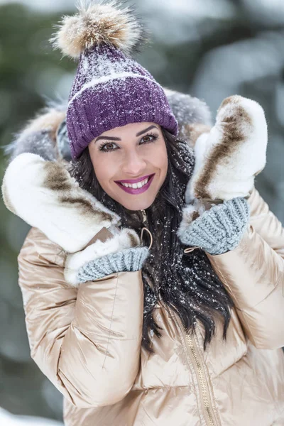 유행하는 모델은 겨울에 보라색 모자를 — 스톡 사진
