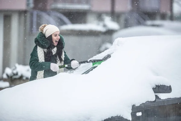 Щаслива Жінка Прибирає Машину Снігу Сніжною Щіткою — стокове фото
