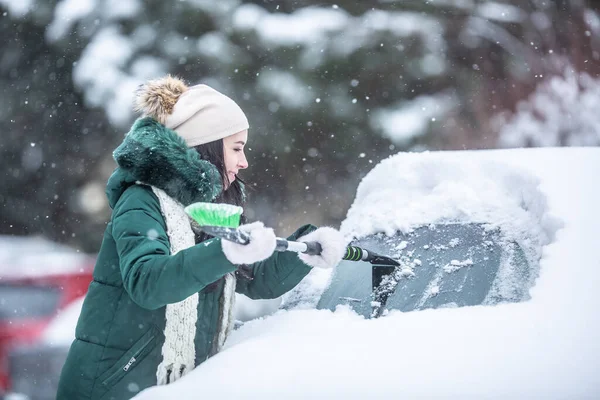 Jeget Kapartam Kocsiról Miután Havazott Beborította Szabadban Parkolt — Stock Fotó
