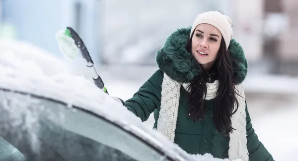 Прибирання Автомобіля Снігу Зимовий День Водієм Жінкою — стокове фото
