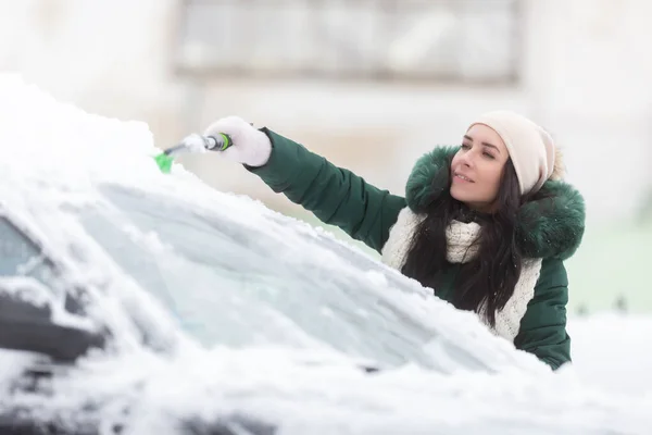 Mujer Tratando Cepillar Nieve Del Techo Del Coche Día Invierno —  Fotos de Stock