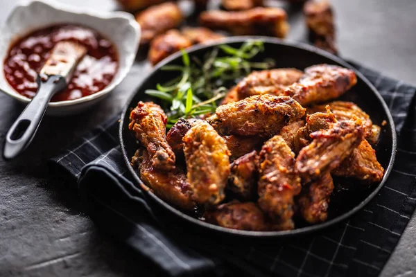 Barbacoa Alas Pollo Molde Hierro Fundido Con Salsa Barbacoa Romero — Foto de Stock