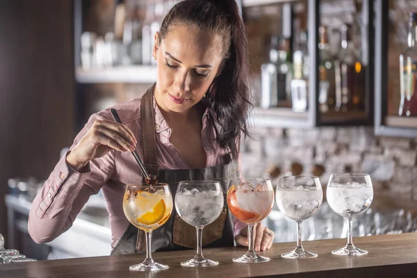 Barmen Barda Beş Çeşit Cin Tonik Içeceği Hazırlıyor — Stok fotoğraf