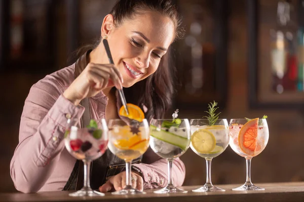Barman Houdt Van Haar Baan Versiert Gin Tonic Cocktails Glazen — Stockfoto