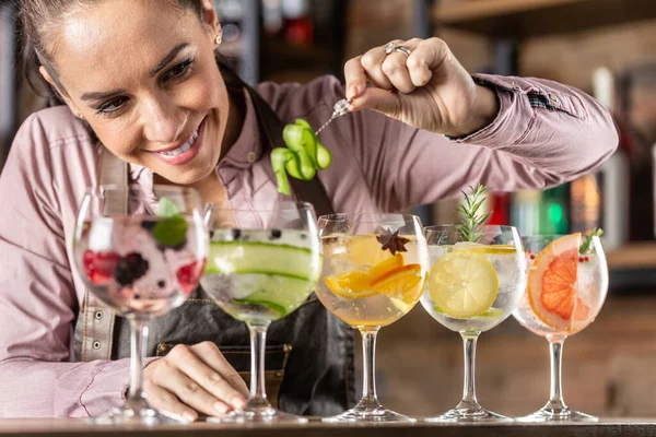 Barman Faz Verão Refrescante Gin Coquetéis Tônicos Bar — Fotografia de Stock