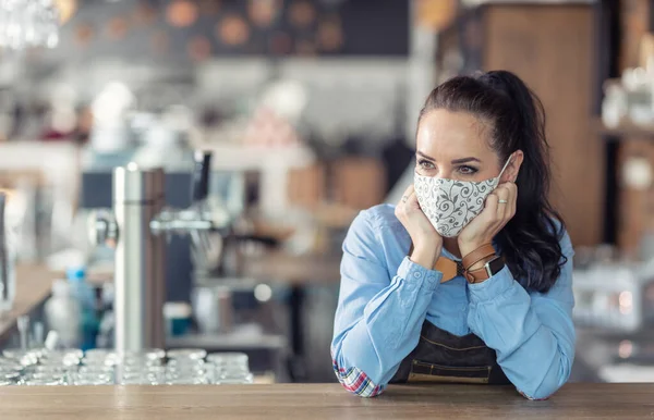 Garçonete Fica Uma Casa Café Sem Nada Ver Usando Máscara — Fotografia de Stock