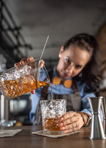 Bella Cameriera Concentra Sul Versando Cocktail Whisky Vecchio Stile Bicchiere — Foto Stock