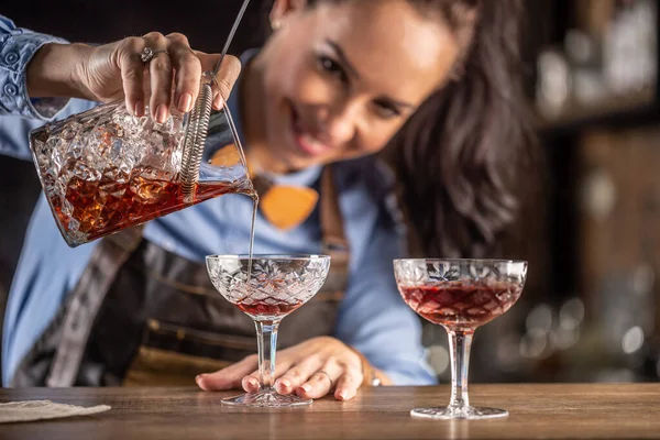 Kadın Barmen Manhattan Kokteylini Süs Bardağına Dolduruyor — Stok fotoğraf