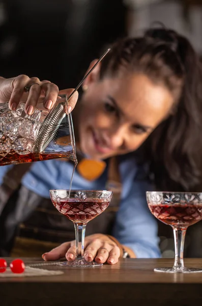 Kadın Barmen Manhattan Kokteylini Süs Bardağına Dolduruyor — Stok fotoğraf