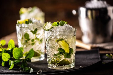 Mojito ya da alkolsüz mojito. Uzun rom. Taze nane, limon suyu, kamış şekeri ve soda..