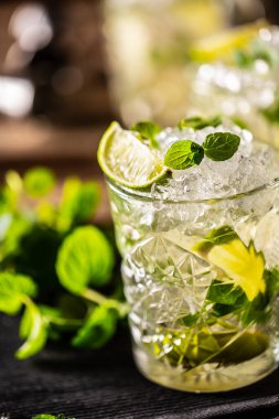 Mojito ya da alkolsüz mojito. Uzun rom. Taze nane, limon suyu, kamış şekeri ve soda..