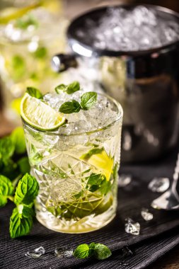Mojito ya da alkolsüz mojito. Uzun rom. Taze nane, limon suyu, kamış şekeri ve soda..