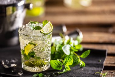 Mojito ya da alkolsüz mojito. Uzun rom. Taze nane, limon suyu, kamış şekeri ve soda..