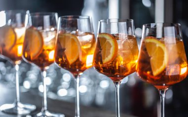 Tipik yaz ayları aperol spreyleri aperol, Prosecco, soda ve bir dilim portakalla servis edilir..