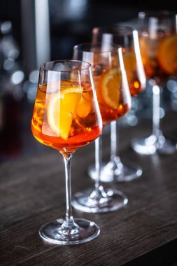 Tipik yaz ayları aperol spreyleri aperol, Prosecco, soda ve bir dilim portakalla servis edilir..