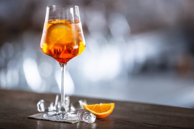 Tipik yaz sekt içeceği aperol spreyi aperol, Prosecco, soda ve bir dilim portakalla servis edilir..