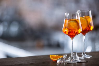 Tipik yaz sekt içeceği aperol spreyi aperol, Prosecco, soda ve bir dilim portakalla servis edilir..