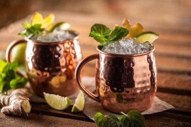 Moskova Katırı kokteyli ve taze limon, zencefilli bira ve uzun bir votka içeceği..