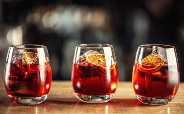 Negroni klasik kokteyli ve tatlı vermut, kırmızı acı likör ve kurutulmuş portakal garnitürlü cin..