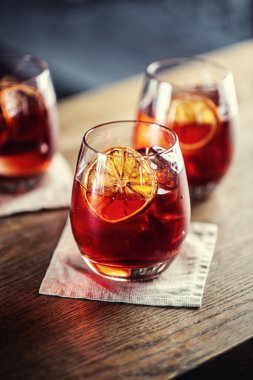 Negroni klasik kokteyli ve tatlı vermut, kırmızı acı likör ve kurutulmuş portakal garnitürlü cin..