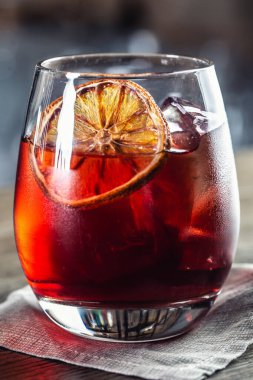 Negroni klasik kokteyli ve tatlı vermut, kırmızı acı likör ve kurutulmuş portakal garnitürlü cin..