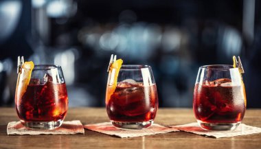 Negroni klasik kokteyli ve tatlı vermut, kırmızı acı likör ve kurutulmuş portakal garnitürlü cin..