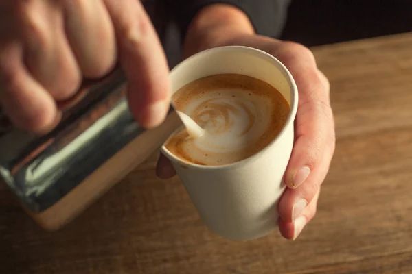 Milchschaum Eine Tasse Zum Mitnehmen Gegossen Einen Cappuccino Formen — Stockfoto