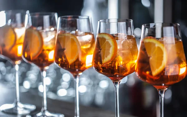 Τυπικό Καλοκαίρι Sekt Ποτό Aperol Spritz Σερβίρεται Ποτήρια Κρασιού Aperol — Φωτογραφία Αρχείου