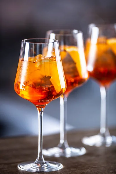 Τυπικό Καλοκαίρι Sekt Ποτό Aperol Spritz Σερβίρεται Ποτήρια Κρασιού Aperol — Φωτογραφία Αρχείου