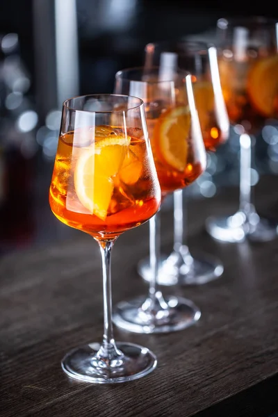 Typisk Sommarsekt Dricka Aperol Spritz Serveras Vinglas Med Aperol Prosecco — Stockfoto