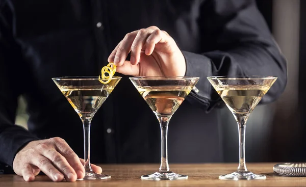 Dry Martini 칵테일진 Vermouth 그리고 Zest Garnish — 스톡 사진