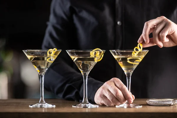 Dry Martini 칵테일진 Vermouth 그리고 Zest Garnish — 스톡 사진