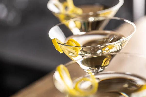 Dry Martini 칵테일진 Vermouth 그리고 Zest Garnish — 스톡 사진