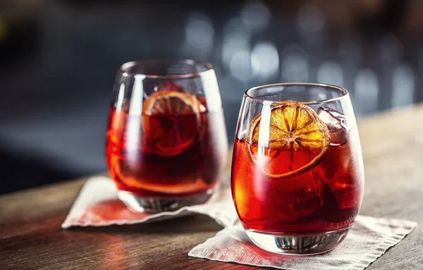 Negroni klasik kokteyli ve tatlı vermut, kırmızı acı likör ve kurutulmuş portakal garnitürlü cin..