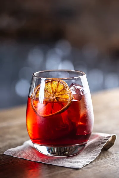 Cocktail Clasic Negru Gin Băutură Scurtă Vermut Dulce Lichior Roșu — Fotografie, imagine de stoc