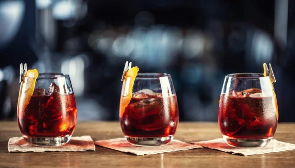 Negroni Classic Cocktail Και Gin Short Drink Γλυκό Βερμούτ Κόκκινο — Φωτογραφία Αρχείου