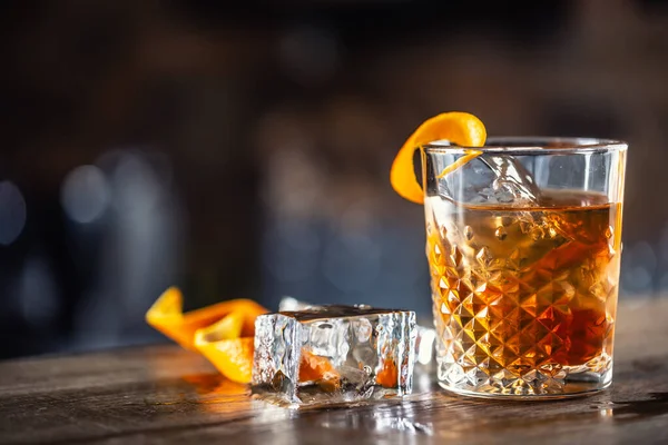Bebida Rum Moda Antiga Gelo Com Guarnição Raspas Laranja — Fotografia de Stock