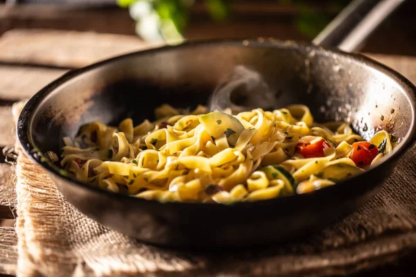 Tagliatelle Vegetariano Con Calabacín Tomates Servidos Sartén Caliente — Foto de Stock