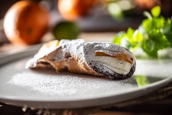 Сицилийский Десерт Канноли Сахаром Тарелке — стоковое фото