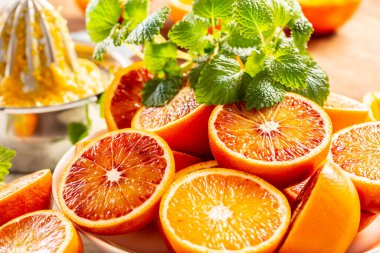 Taze Melissa ile dilimlenmiş kan Sicilyalı portakallar. Yakın plan..