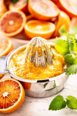 Portakal suyu dolu Staniless çelik sıkacağı. Kapatın..