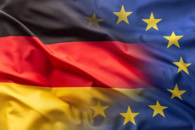 Almanya ve AB bayrakları rüzgarda dalgalanıyor.