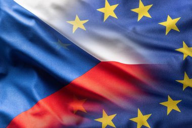 Çek Cumhuriyeti ve AB bayrakları rüzgarda savruluyor.