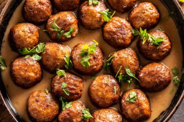 Yeni yapılmış soslu kottbullar köfteli tavanın üst görüntüsü.